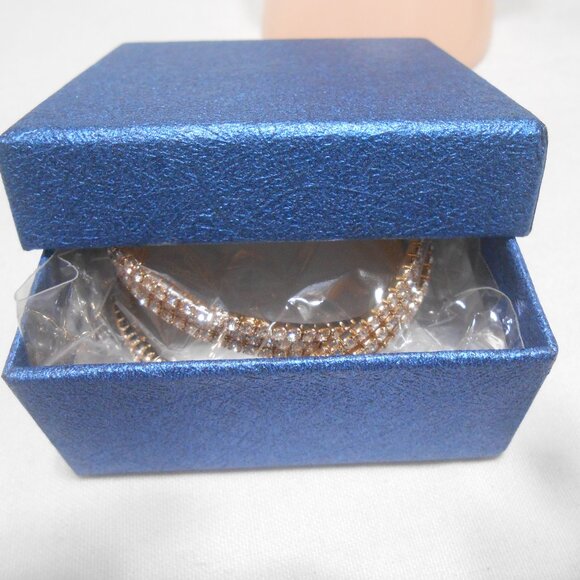 NEW CLEAR RHINESTONE BANGLE CLIPON BRACELET ON GOLD BAND IN BLUE BOX BEAUTIFUL - Picture 8 of 9